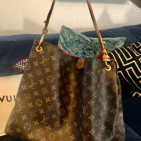 Iam selling my LV bag bought 2019 for 1500 before tax rarely carried much loved